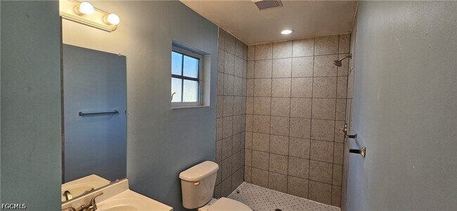 Building Photo - 401 SE 24th Ave