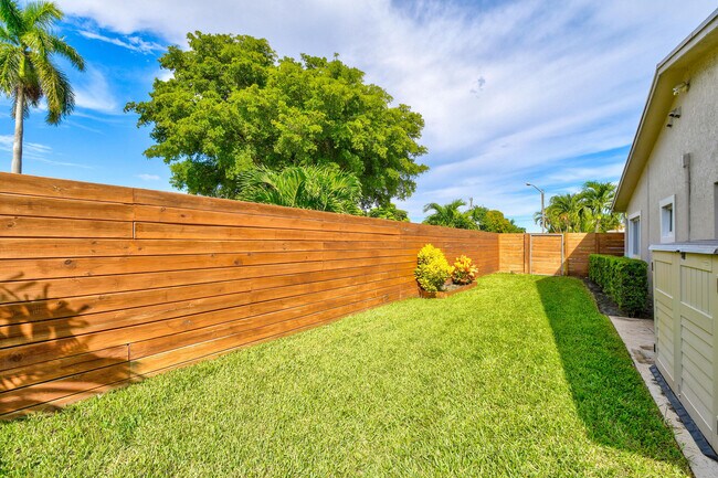 Building Photo - 7101 W Lake Dr