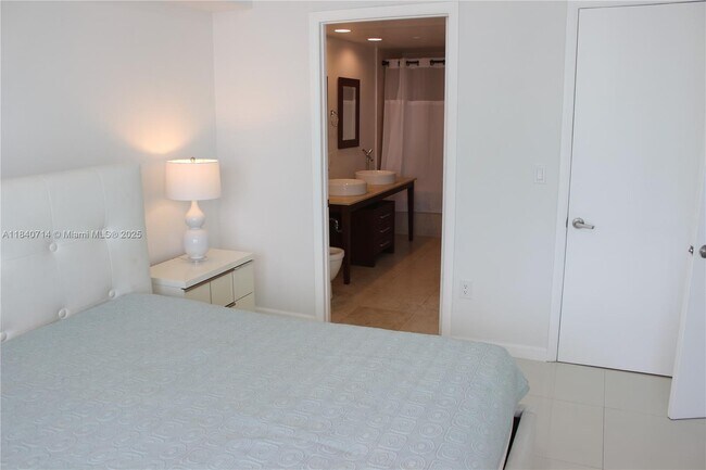 Building Photo - 485 Brickell Ave