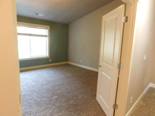 Building Photo - 4Bd/2.5Ba Two Story House - Available to View!