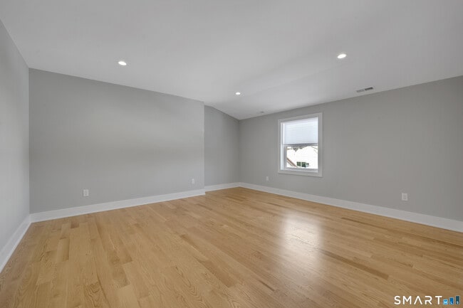 Building Photo - 20 Bouton St