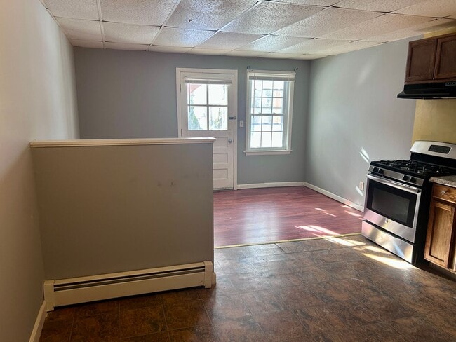 Building Photo - 5 Crescent St