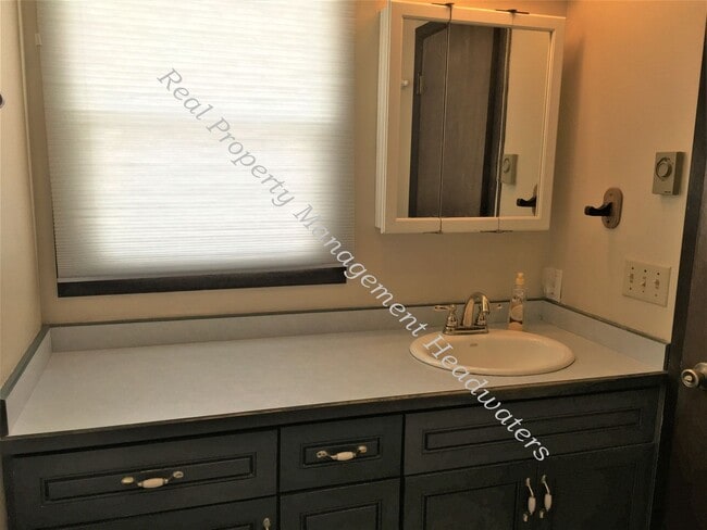 Building Photo - 5 Bedroom 3-1/2 Bath House For Rent