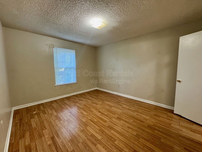 Building Photo - 190 Tegarden Rd