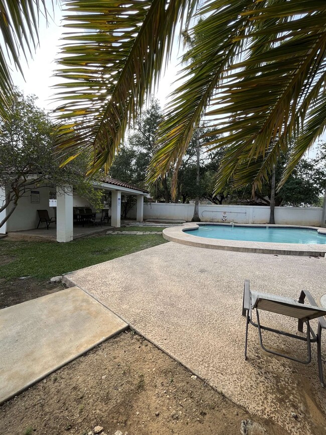Building Photo - 1800 Country Club Dr