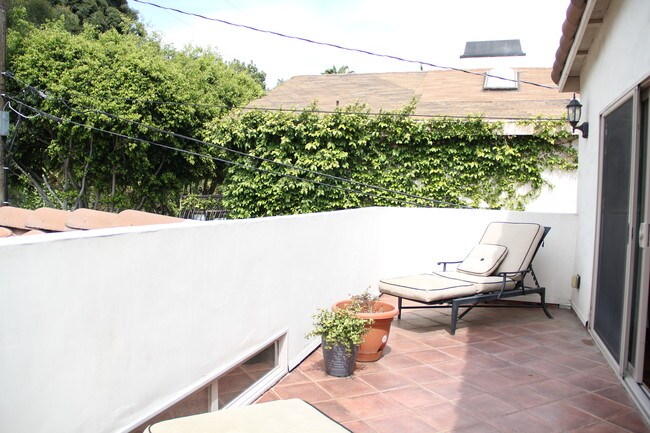 Building Photo - 9042 Phyllis Ave