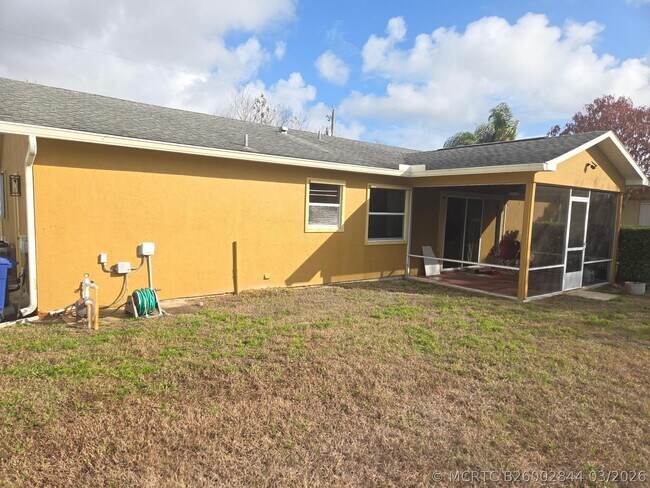 Building Photo - 286 SW Christmas Terrace