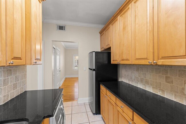 Building Photo - 2117 W Dekle Ave