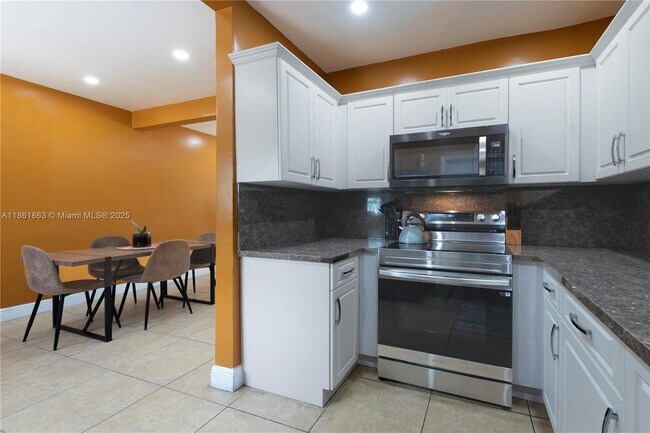 Building Photo - 250 NE 170th St