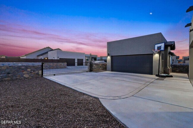 Building Photo - 2621 Maria Casas St