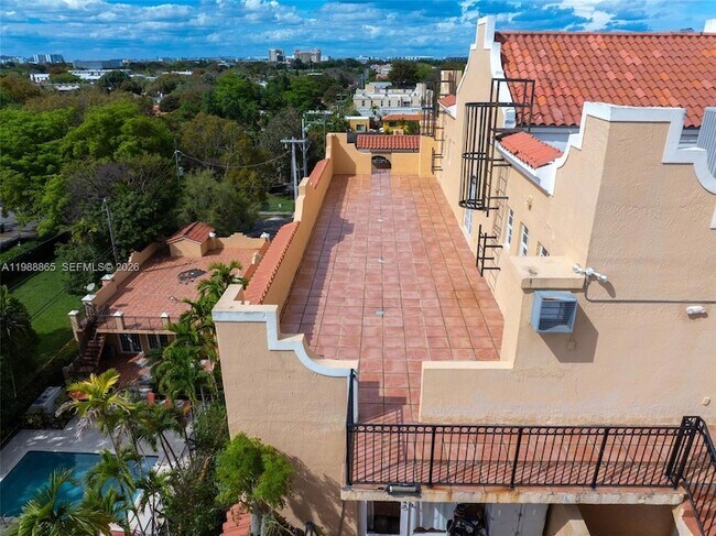 Building Photo - 1400 Salzedo St