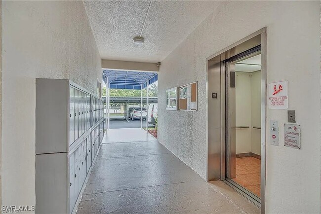 Building Photo - 14801 Park Lake Dr