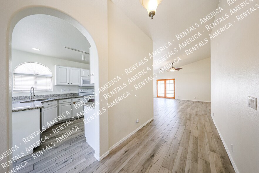 Building Photo - 2454 E Orchid Ln