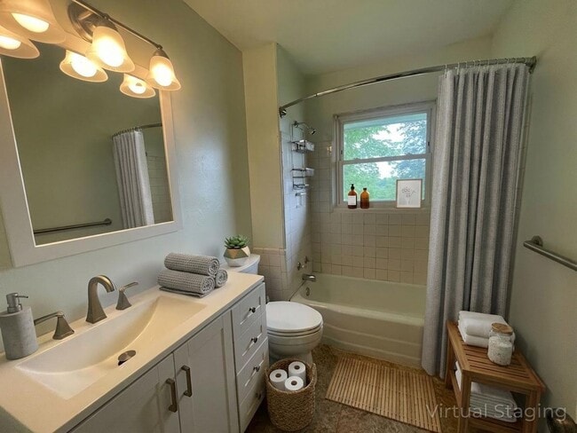 Building Photo - Newly renovated- Modern Convenience