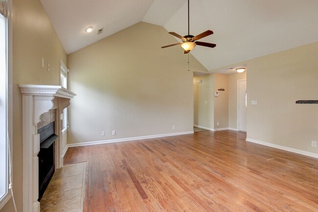 Building Photo - Sweet 3 bed 2 bath clost to post and I-24.