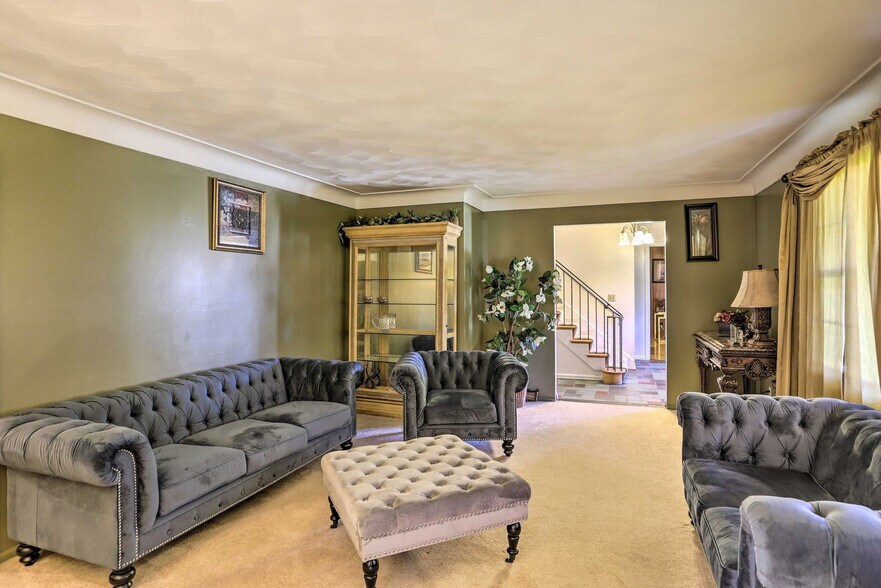 Building Photo - 1960 Pinelawn Dr