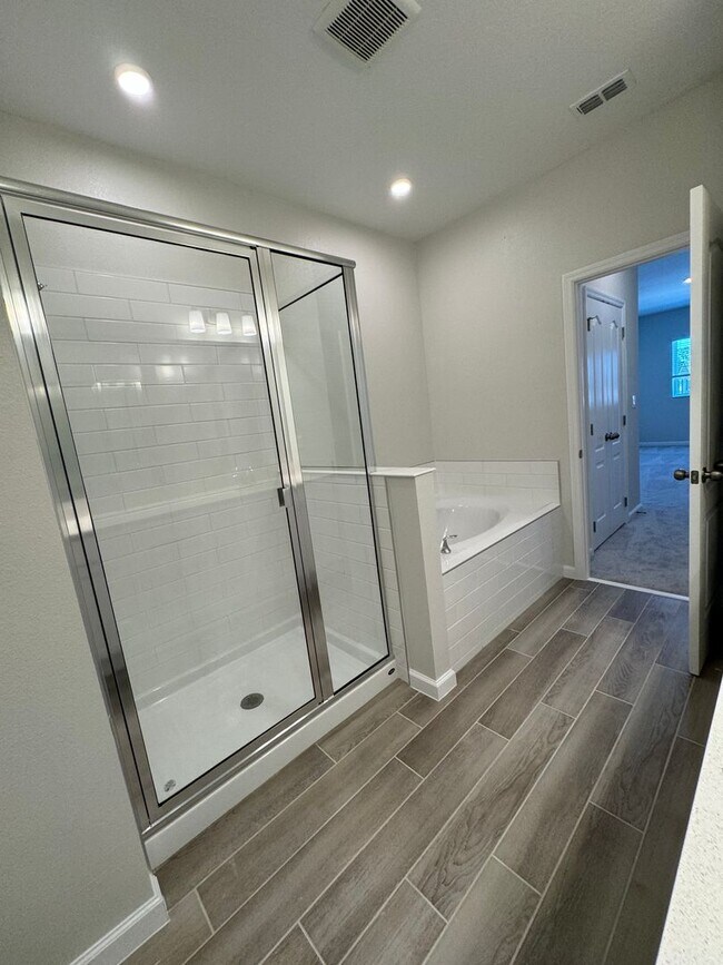 Building Photo - GATED 3 BEDROOM, 2.5 BATHROOM IN OVIEDO