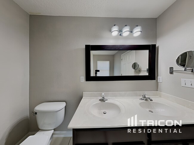 Building Photo - 15252 Bareback Dr