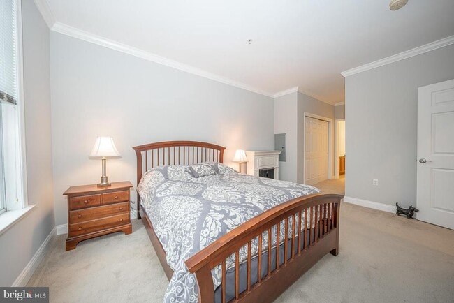 Building Photo - 300 W Elm St