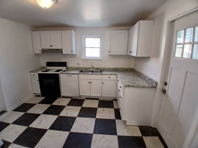 Building Photo - Newly Renovated 4BR/1BA Single-Family Home with Garage – Cleveland