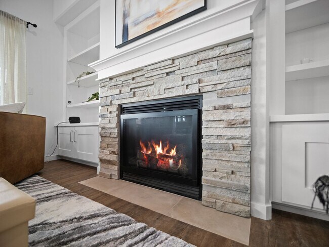 Building Photo - 4 bedroom Modern Home at Eagle Ridge Estates