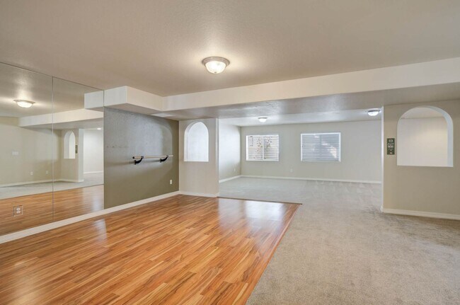 Building Photo - Main Level Living in Pine Creek...Views ar...