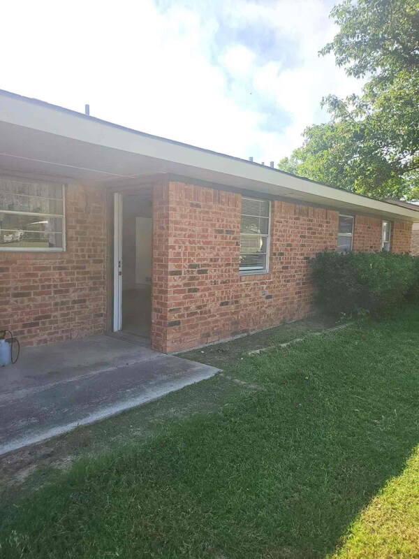 Building Photo - 305 Sierra Vista Dr