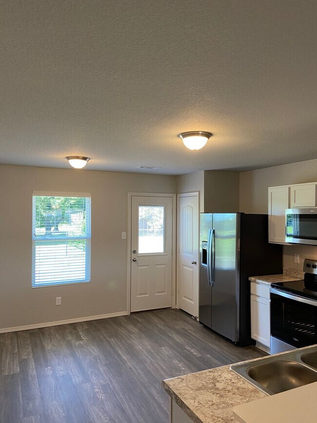 Building Photo - Available Now | Spacious 3 Bedroom, 2 Bathroom Home in Conrad Court