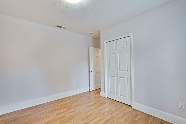 Building Photo - Private ADU with Fenced Yard, Indoor Laund...