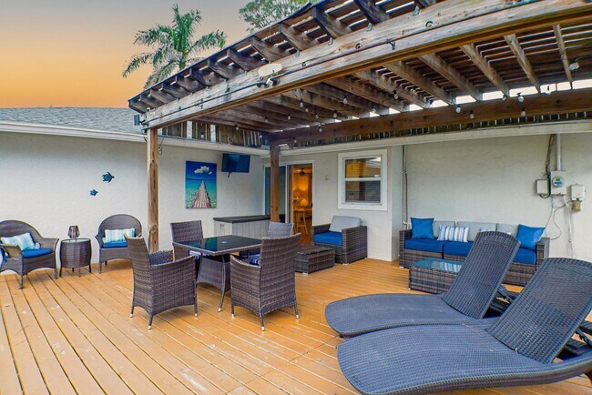 Building Photo - Beautifully updated 3-bedroom, 2-bathroom fence yard home in Fort Myers