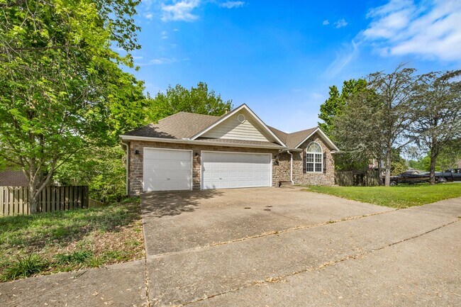 Building Photo - Charming 3-Bed, 2-Bath Home with 3-Car Garage & Fenced Yard