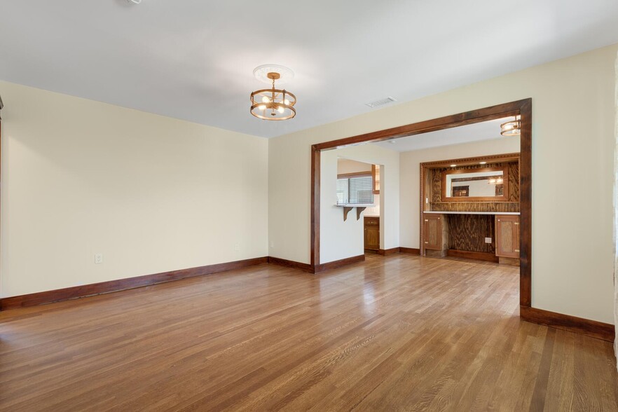 Living room 1b - 1168 N Westmoreland Ave