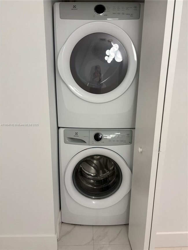 Building Photo - 16385 Biscayne Blvd