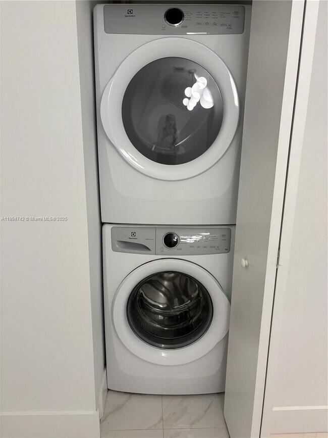 Building Photo - Beautiful 2-Bedroom + Den Condo with Bay V...