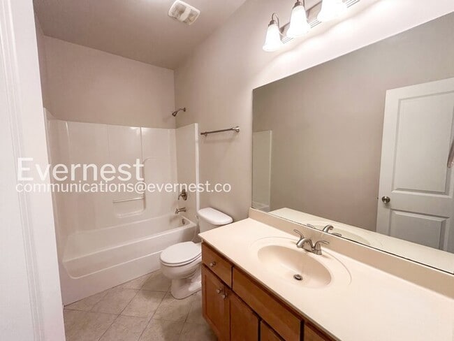 Building Photo - 3-Bed/2-Bath Home with Fireplace and 2-Car Garage/Available Now!