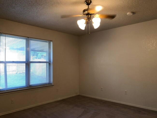 Building Photo - Two Bedroom 1.5 Bath Duplex Unit in Euless