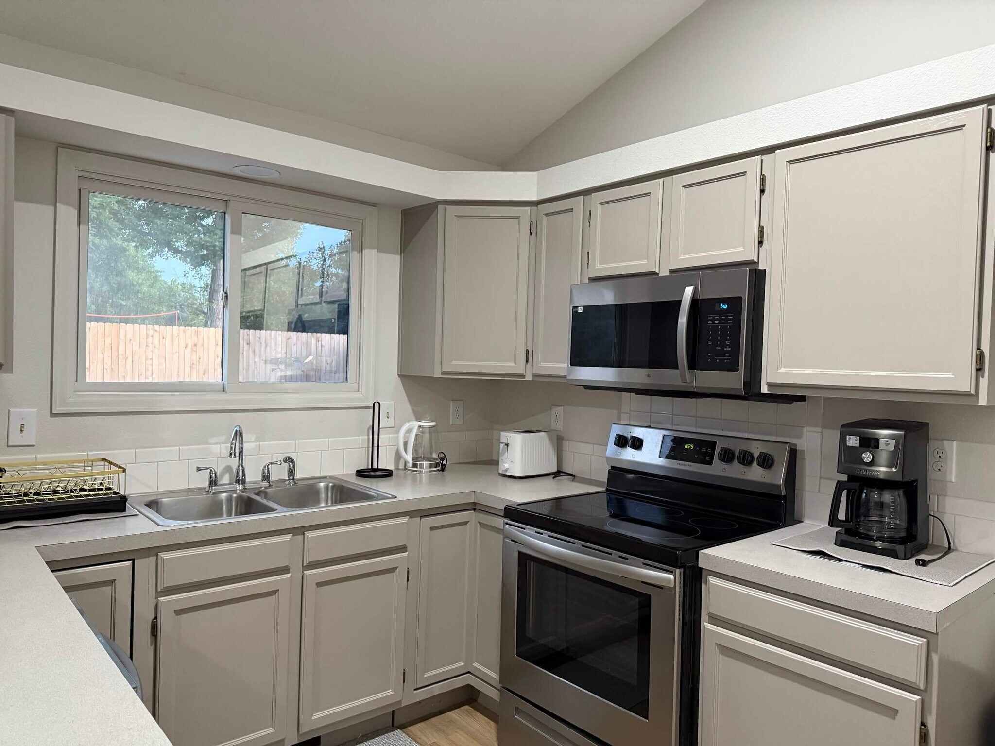 Building Photo - 411 Ruby Dr