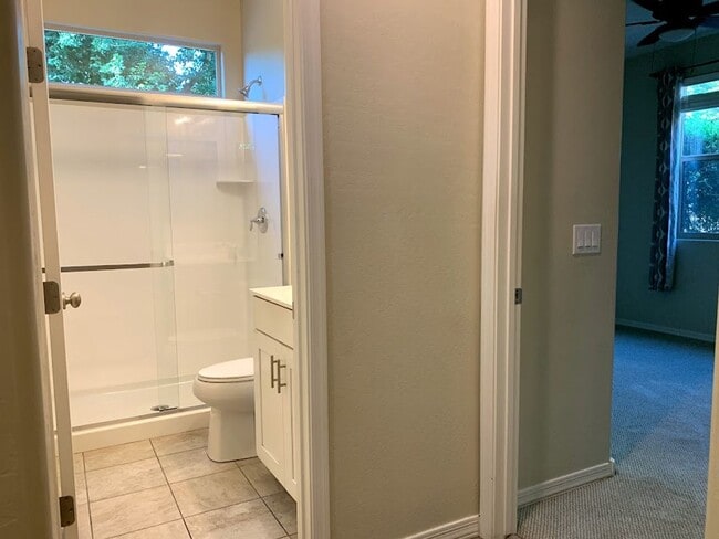 Building Photo - 4 BEDROOM PLUS LOFT, BUILT IN BBQ WITH COMMUNITY POOL