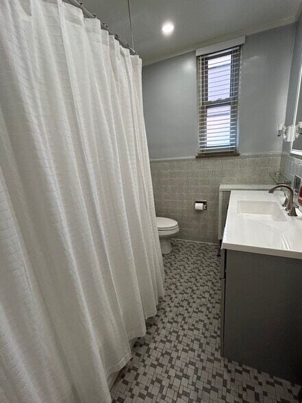 Building Photo - 144 N Dithridge St