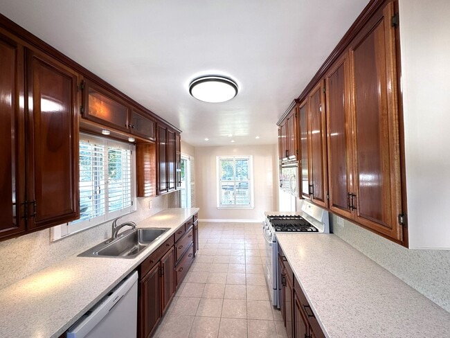 Building Photo - 5639 E Spring St