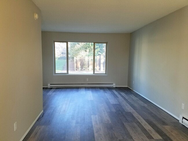 Building Photo - Large, Updated 2 Bedroom, 1.5 bath Townouse in Lovely Multnomah Village