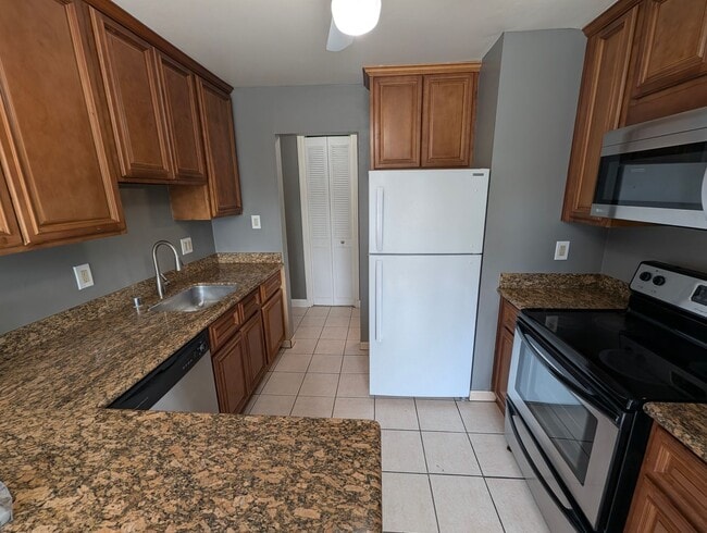 Building Photo - 2nd Floor Condo Available Now - Great Location!