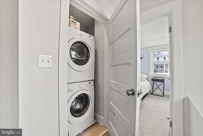 Building Photo - 102 E Linden St