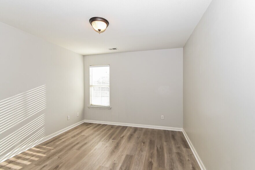 Building Photo - 2805 S Cherry Dr