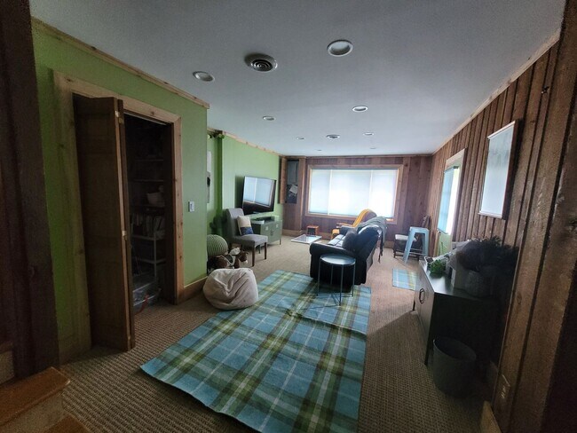 Building Photo - Tri level 3b2b home for rent with fenced i...