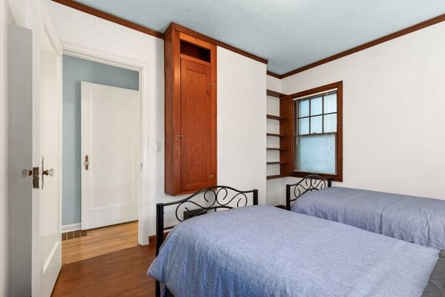 Building Photo - 2 Bed, 1 Bath in the Irvington Neighborhood!