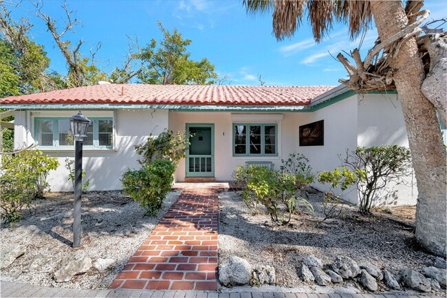 Building Photo - ALL THE CHARM! - Siesta Key 1+ acre on the Bay - 3 bed/ 2 bath pool home