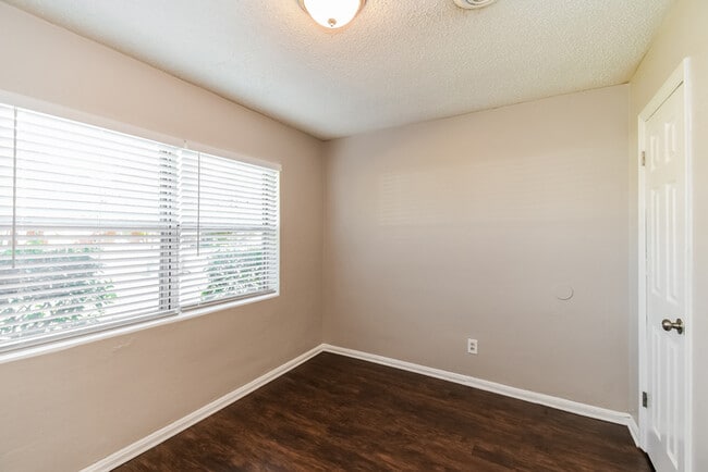 Building Photo - 7909 Caxton Cir W