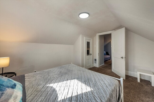 Building Photo - 340 E Clarence St