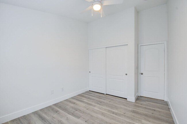 Building Photo - Gorgeous 3 bedroom 2.5 bathroom Townhome c...
